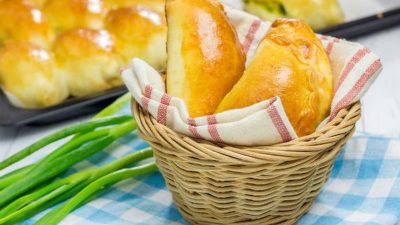 Дрожжевые пирожки с рисом, яйцом и зеленью