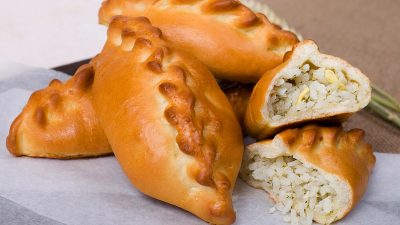 Пирожки на кефире с рисом, яйцом и луком