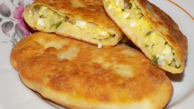Жареные пирожки на сковороде с рисом и яйцом