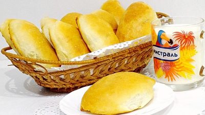 Жареные пирожки с маринованными грибами и рисом