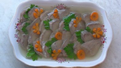 Заливное из говяжьего языка с горошком