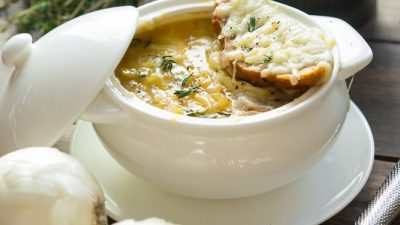 Французский луковый суп с тимьяном и сыром