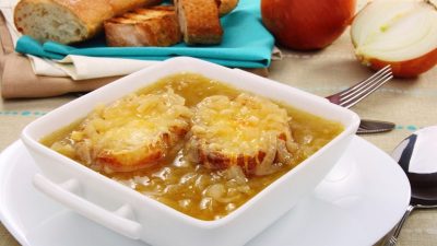Французский луковый суп с гренками на говяжьем бульоне