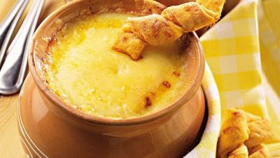 Луковый суп по-французски с сыром и гренками