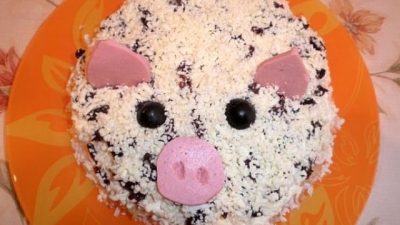 Салат «Свинка» из курицы с черносливом