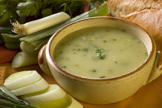 Луковый суп-пюре с чесночными гренками