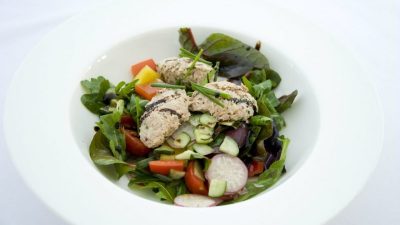 Теплый салат с индейкой и стручковой фасолью