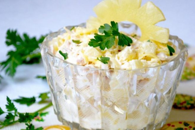 Салат с курицей, ананасами и грибами - пошаговые рецепты на centerforstrategy.ru