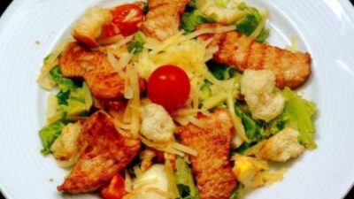 Салат «Цезарь» с изюмом и пикантным соусом