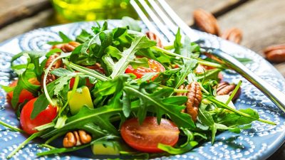 Салат из индейки, апельсина и рукколы