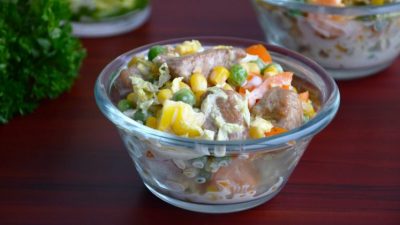 Салат из индейки, пекинской капусты и кукурузы
