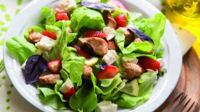 Салат с индейкой, помидорами и фасолью