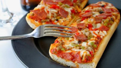 Ленивая пицца из батона с копченой колбасой