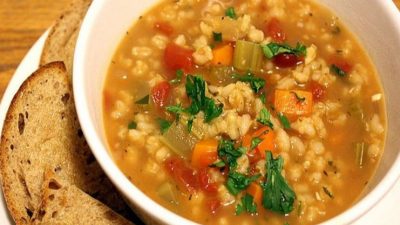 Харчо из говядины с перловкой и солеными огурцами