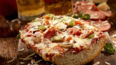 Пицца с сосисками на батоне в микроволновке