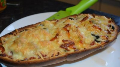 Куриная пицца с грибами на батоне