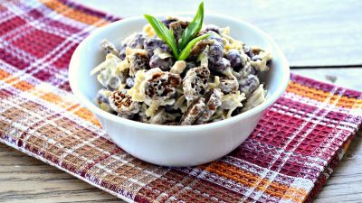 Салат с фасолью, кириешками и чесноком