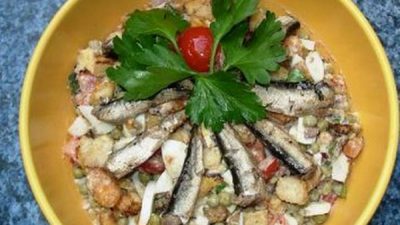 Салат со шпротами, сухариками и чесноком