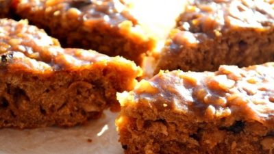 Постная кофейная коврижка с курагой и орехами