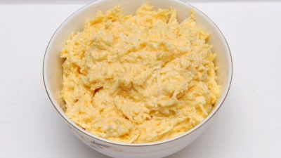 Сырный салат с чесноком, яйцом и сухариками