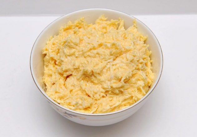 Сырный салат с чесноком, яйцом и сухариками