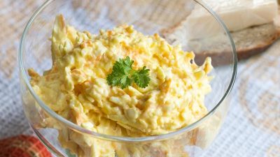 Салат с сыром чеддер и чесноком