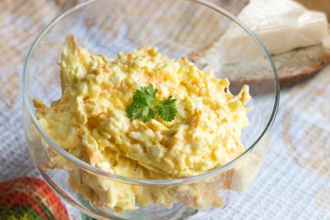 Сырный салат с чесноком, яйцом и сухариками, рецепт с фото — ремонты-бмв.рф