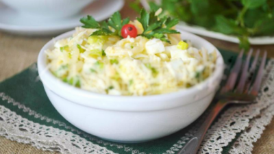 Сырный салат с ветчиной и каперсами