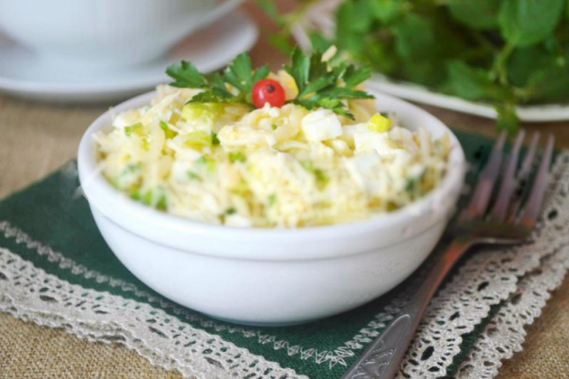 Сырный салат с ветчиной и каперсами