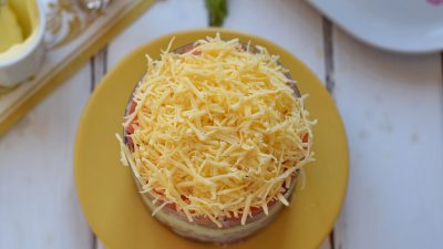 Сырный салат с черносливом и грецкими орехами