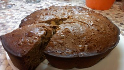 Постная лимонная коврижка с орехами и цукатами