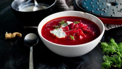 Красный вегетарианский борщ с овощами