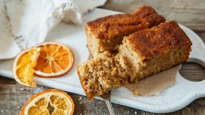 Постная апельсиновая коврижка с орехами