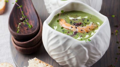 Зеленый суп-пюре с тигровыми креветками