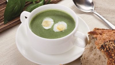 Шпинатный крем-суп с перепелиными яйцами