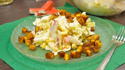 Крабовый салат с пекинской капустой и крутонами