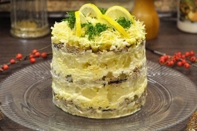 Новогодний салат со шпротами и сыром, рецепт с фото и видео — luchistii-sudak.ru