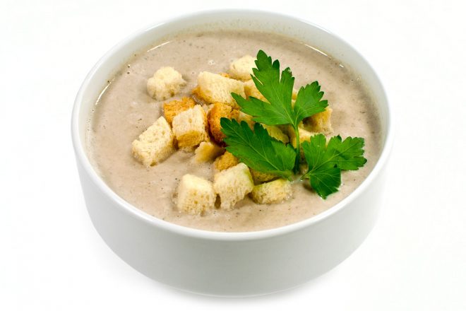 Сливочный крем-суп из белых грибов с тостами