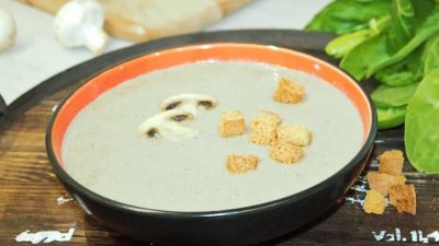Грибной крем-суп на курином бульоне с сухариками