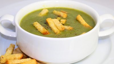 Грибной суп со шпинатом и сухариками