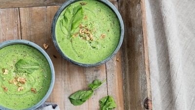 Сливочный крем-суп из шпината с орешками