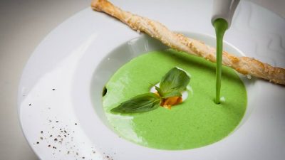 Сливочный суп из шпината с яйцом пашот