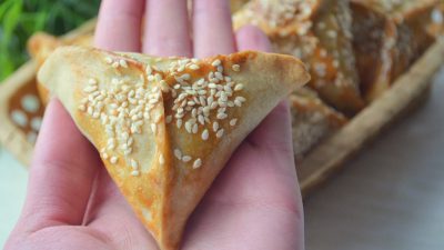 Самосы с начинкой из баранины и овощей