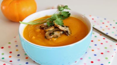 Тыквенный крем-суп с шампиньонами и семечками
