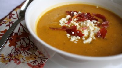 Тыквенный суп-пюре с куриным филе и беконом