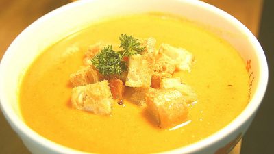 Тыквенный крем-суп с сельдереем и чесночными гренками