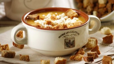 Сливочно-тыквенный суп с крутонами и козьим сыром