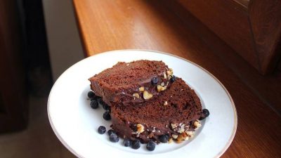 Аппетитный шоколадный кекс с орешками