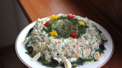 Рождественский венок «Оливье» с бужениной