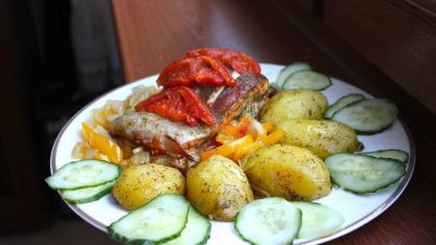 Семга, запеченная с помидорами и сладким перцем
